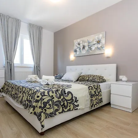 Villa Ivetta For 10 People Near With Sea View & Children Playground Abbazia