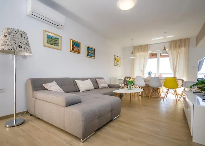 빌라 Ivetta For 10 People Near With Sea View & Children Playground *