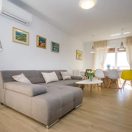 Vila Ivetta For 10 People Near With Sea View & Children Playground *