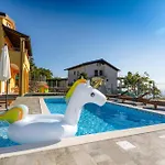 Villa Ivetta For 10 People Near With Sea View & Children Playground